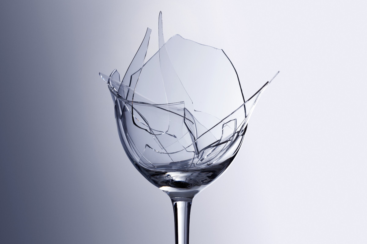 Durch Resonanz zerbrochenes Weinglas