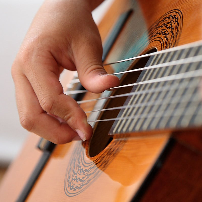 Eine Gitarre erzeugt Schallwellen