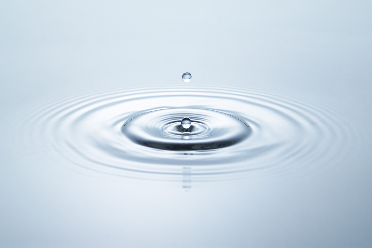 Frequenz in Form von Wasserwellen